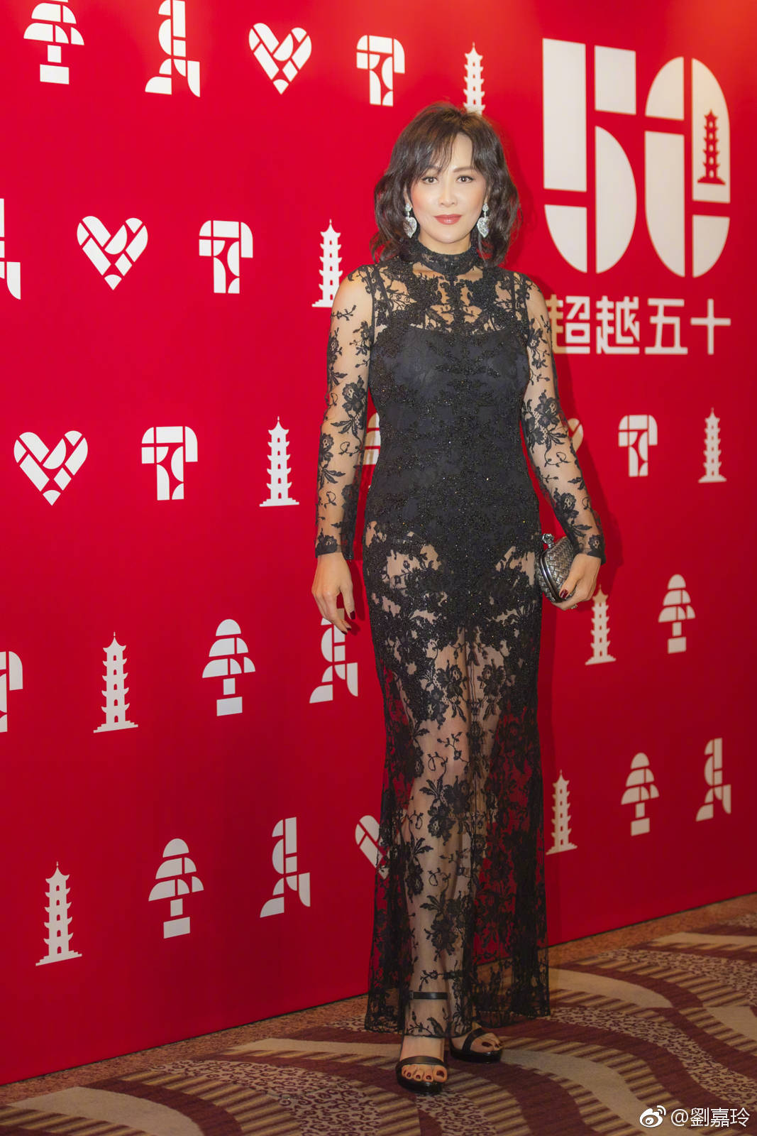 刘嘉玲穿透视长裙出席活动,美丽性感,结果被手上的戒指成功抢镜