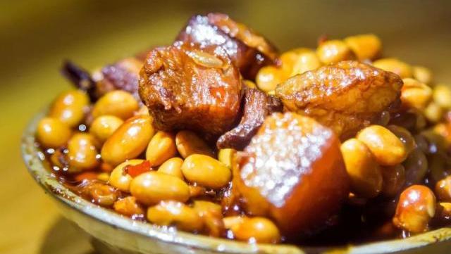 五花肉炖黄豆,香味四溢,肉质软烂,好吃不油腻