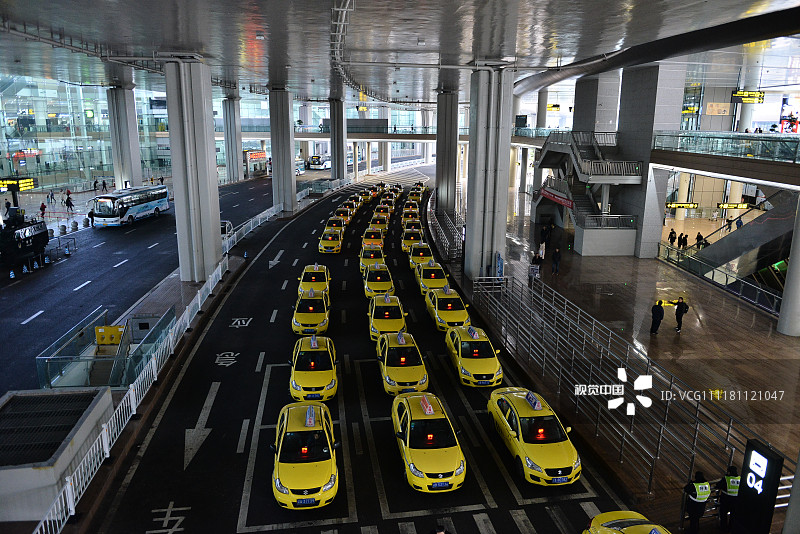 重庆出租车在机场排长龙等客 场面壮观