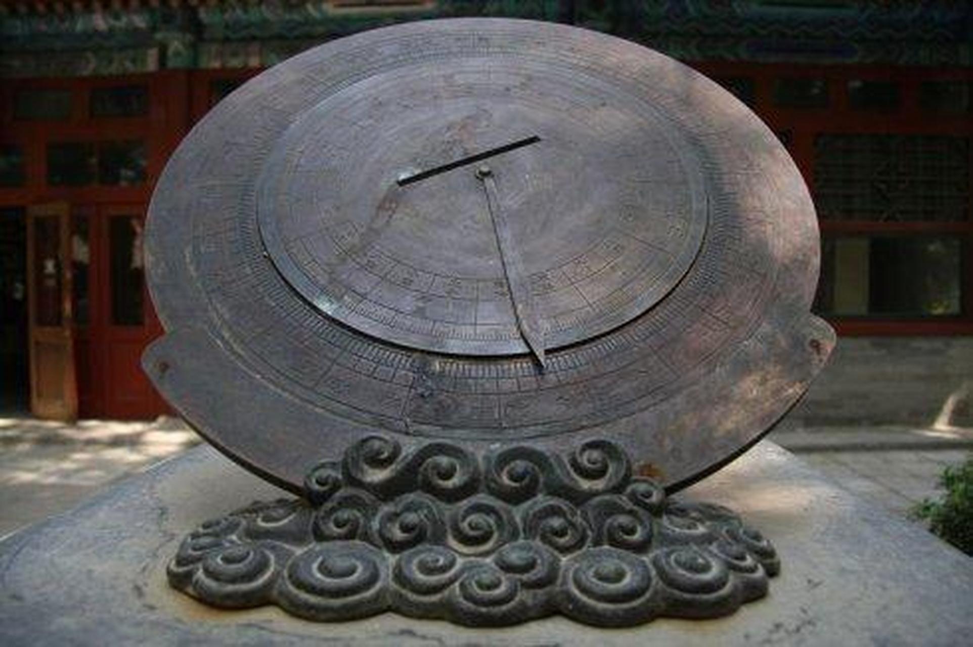 月晷是重盘型式,将两盘通过相对转动,调整到朔望月的相应日期的位置.