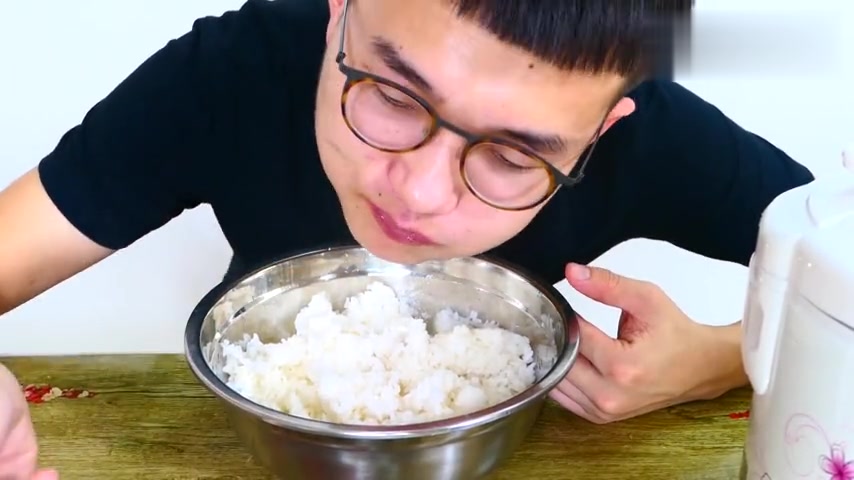 23岁的小伙子,周末做了一条红烧鲈鱼,配一盆米饭,吃得很过瘾