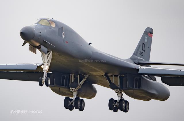 走近美国空军b-1b战略轰炸机 高清照片一窥弹舱细节