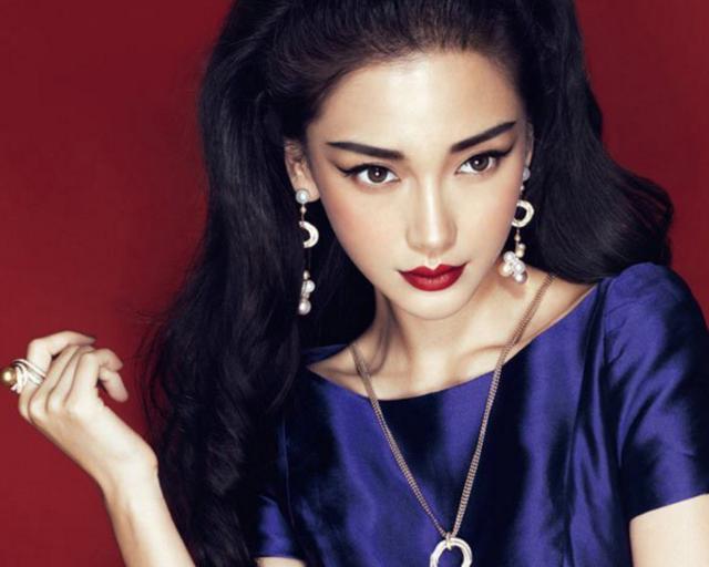 女星画"浓妆",神仙姐姐像巫婆,热巴似精灵,最后一位像贵妇人