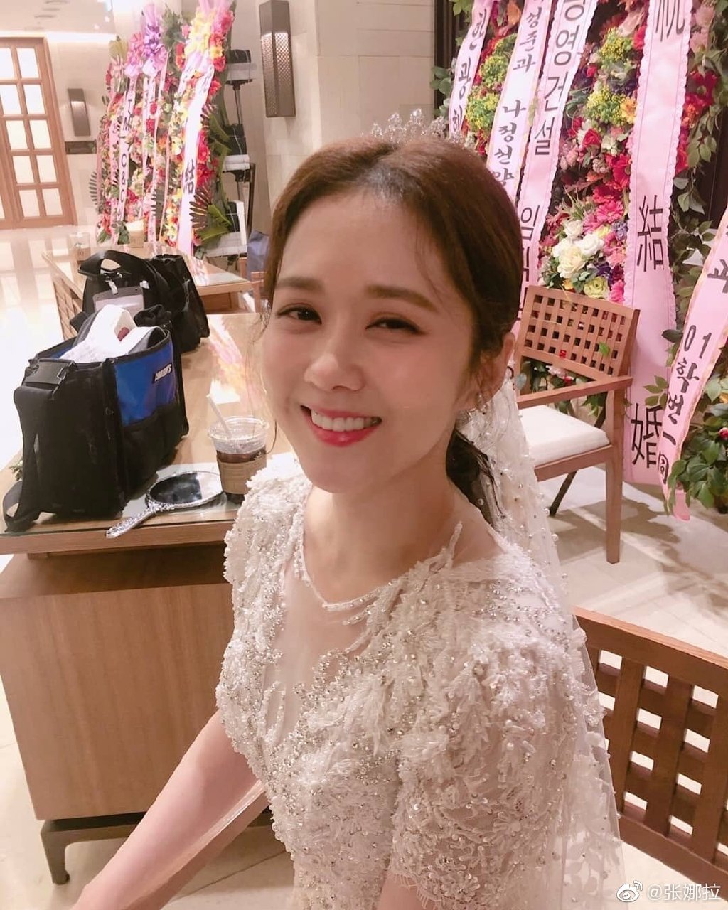 张娜拉一点没变!藕色长裙气质佳,穿旗袍不输赵丽颖