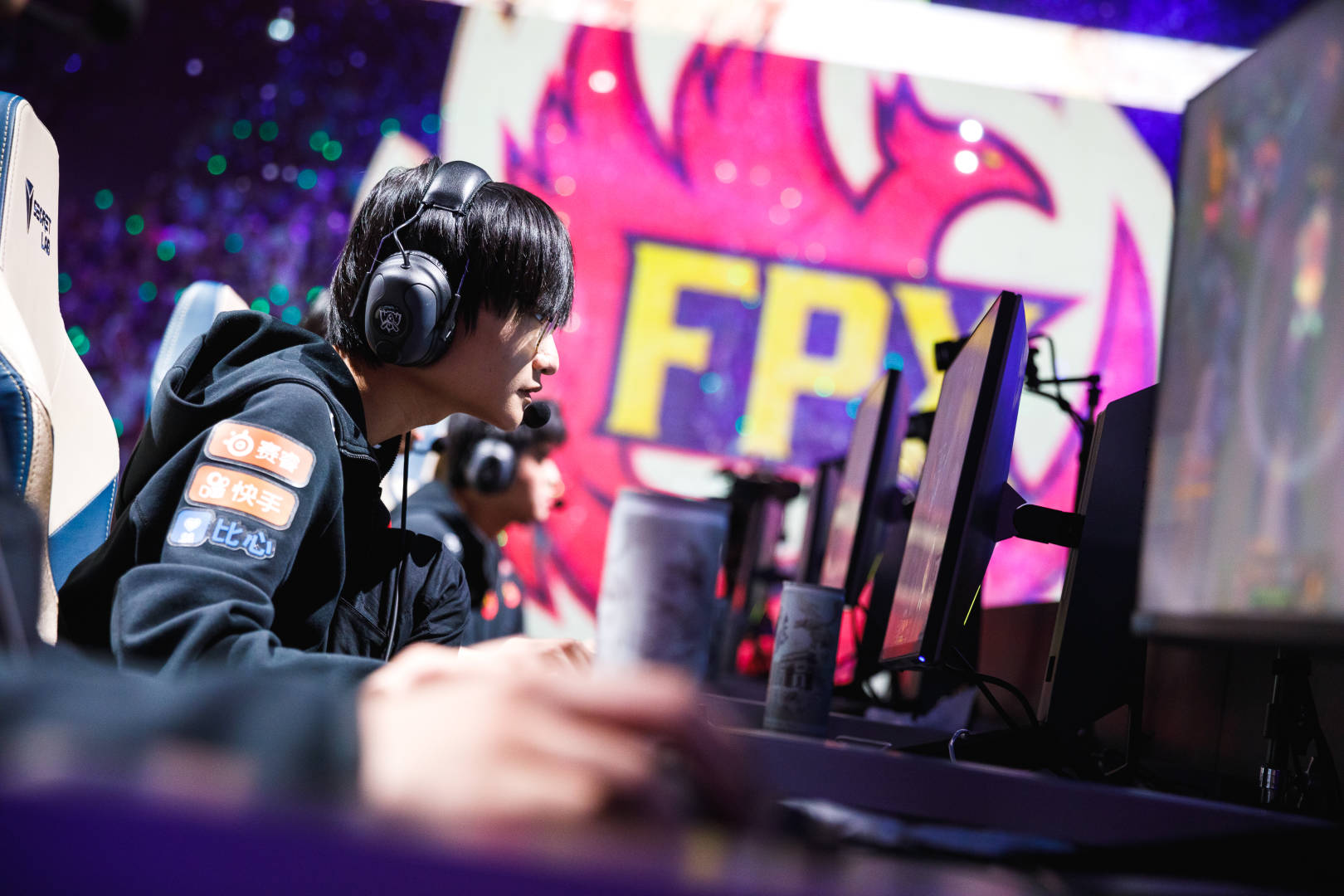 英雄联盟全球总决赛|凤凰涅槃 中国战队fpx首度亮相加冕世界冠军