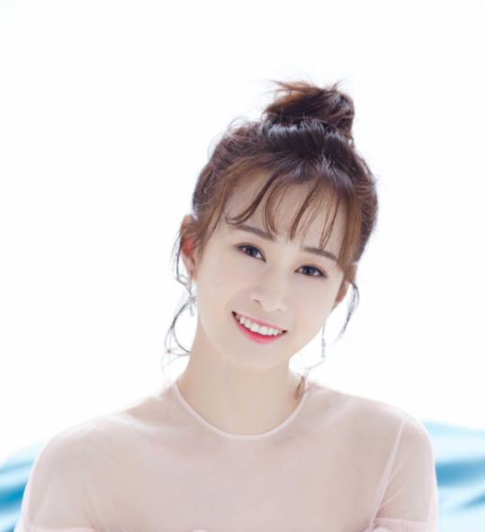 在古装电视剧《知否知否,应是绿肥红瘦》中饰演盛明兰的贴身侍女,丹橘