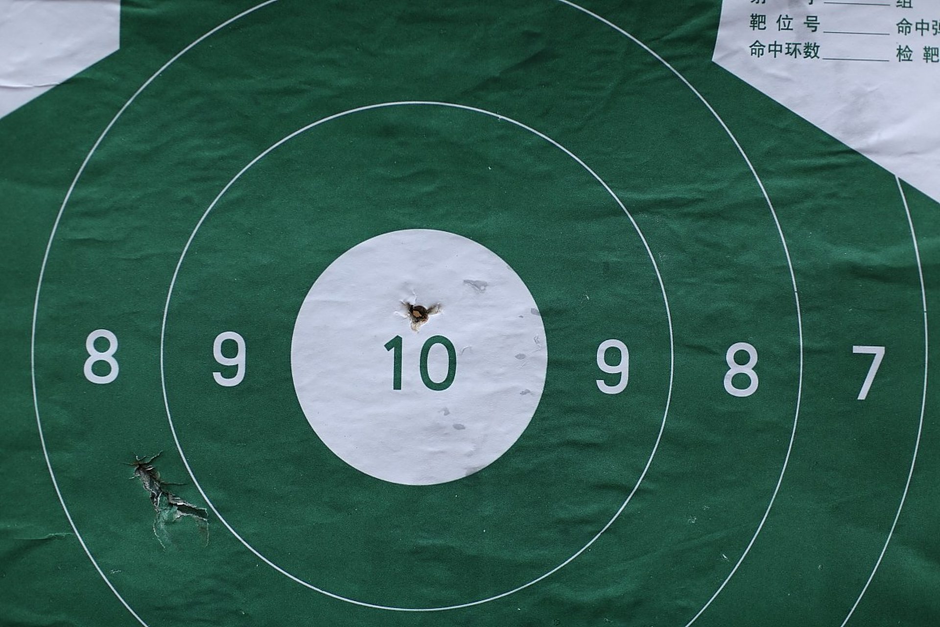 退役老人逛射击馆枪枪10环,网友:来自于骨子里的记忆.