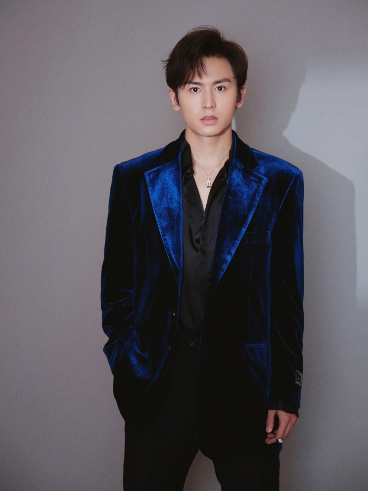 朱赞锦和张哲瀚相差4cm,同穿丝绒西装,一个儒雅一个贵气!