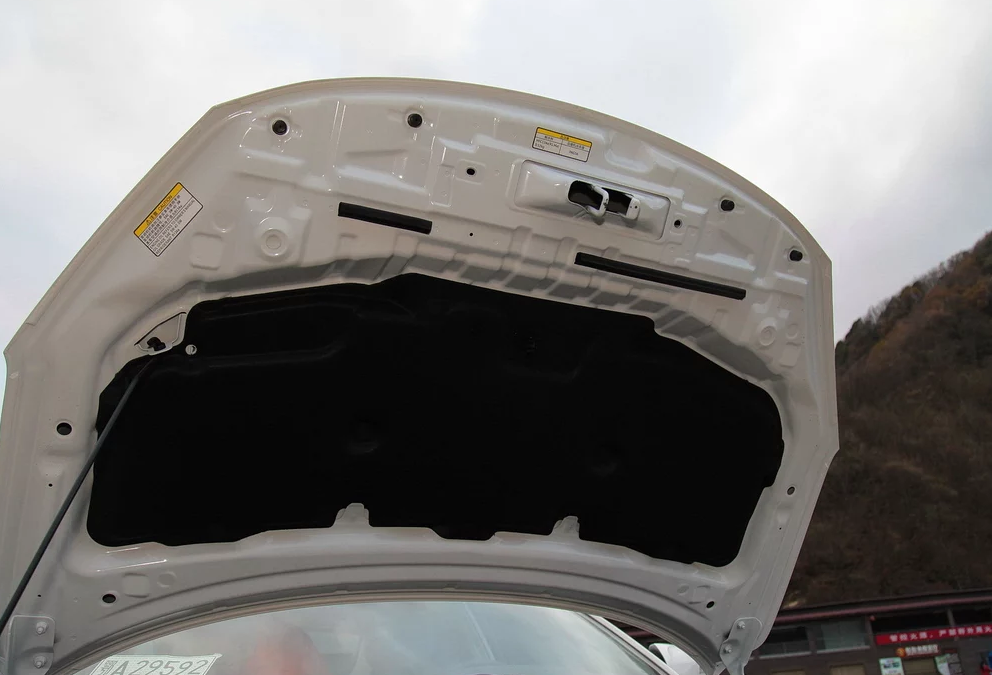 发动机舱盖子的质量很好,并且提供了隔音棉,这个配置可以有效的降低