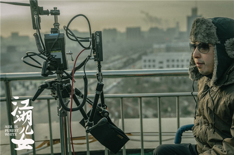 影片故事起始于2001年的山西大同,模特巧巧与出租车公司老板斌哥是一