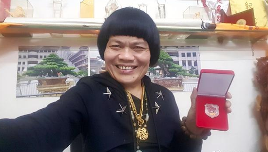 八两金的家庭近照曝光,儿子长得很帅气,周星驰很看重他