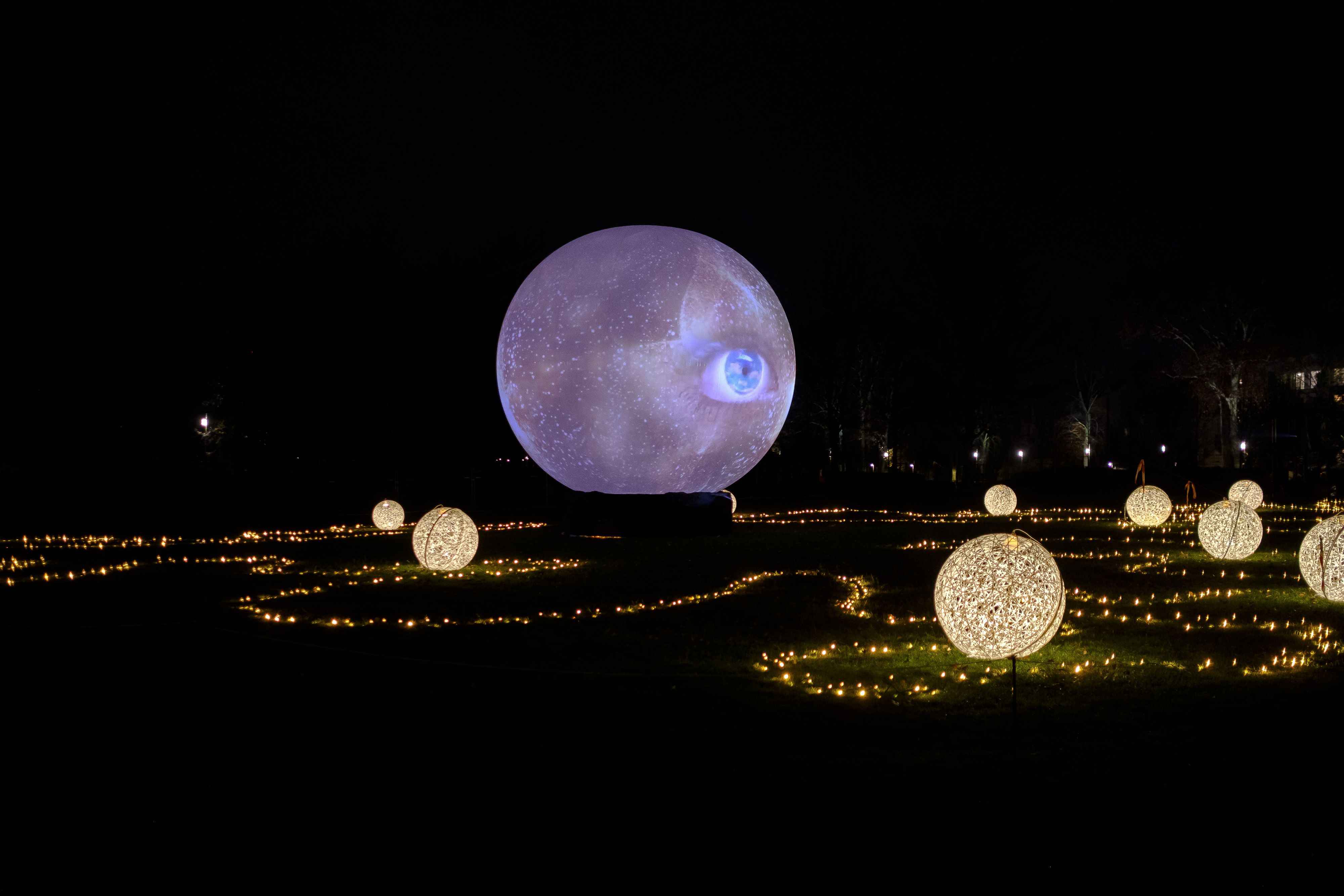 这是12月7日在法国里昂灯光节期间拍摄的灯光艺术作品