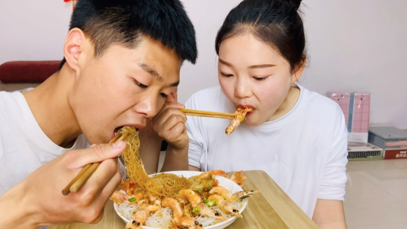 两斤大虾四把米线,娜娜做鲜香的蒜蓉粉丝蒸虾,邻居小孩被馋哭