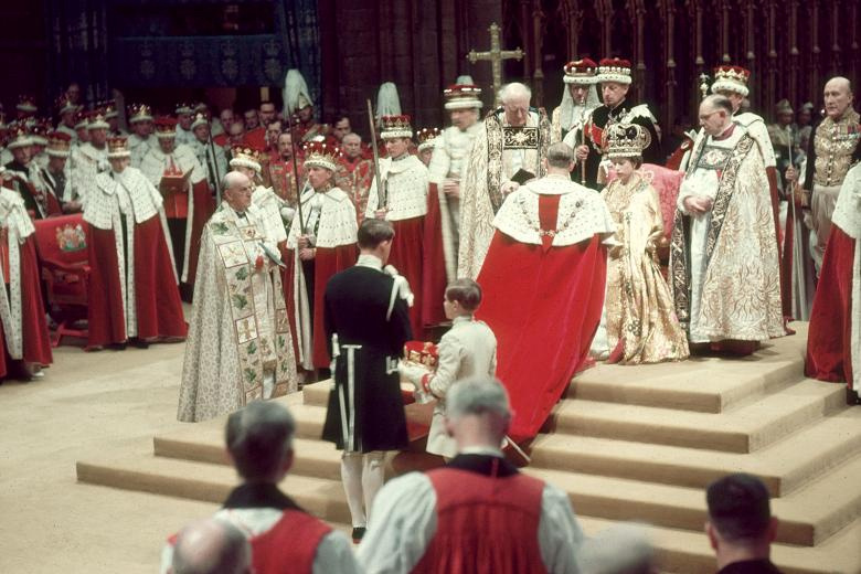 66年前英女王的加冕仪式上,菲利普向妻子下跪,这一跪