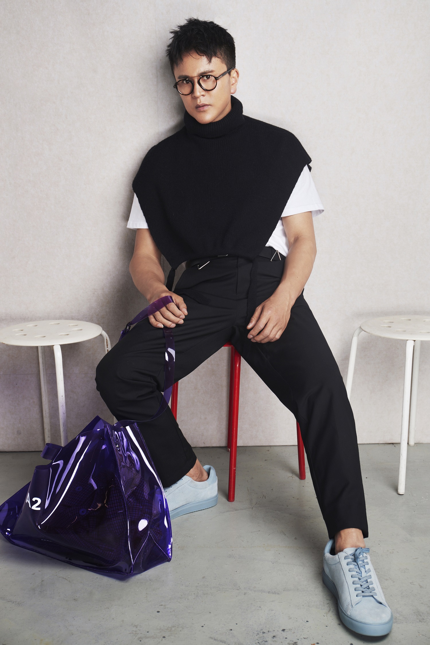 谷尚蔚曝写真 花样风格pk热血男儿眼神中的深情