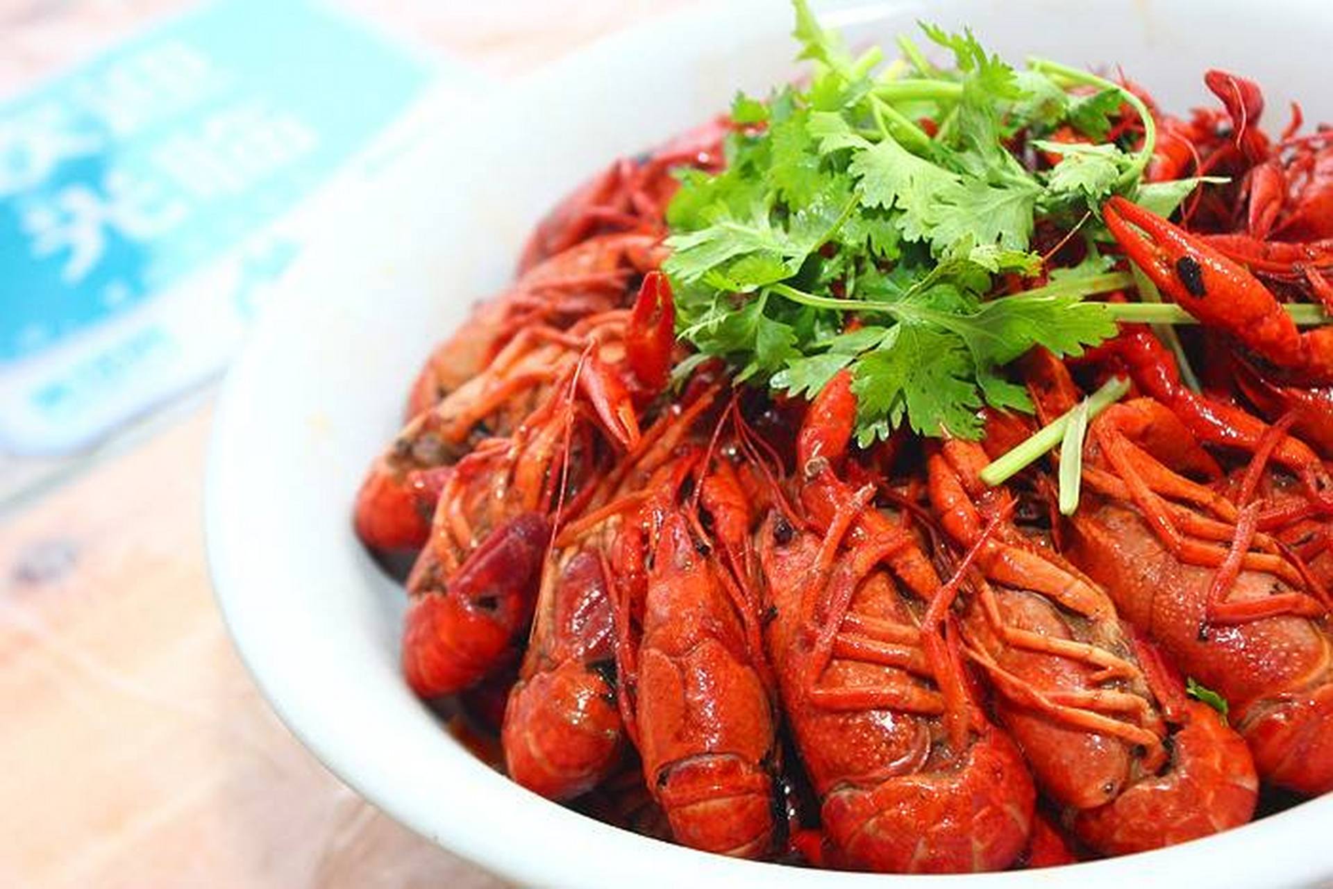 麻辣小龙虾又名口味虾,长沙口味虾,香辣小龙虾,是湖南著名的地方小吃