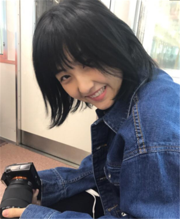 00后少女张子枫笑容太甜了,有一种越看越舒服的感觉!迷住了!