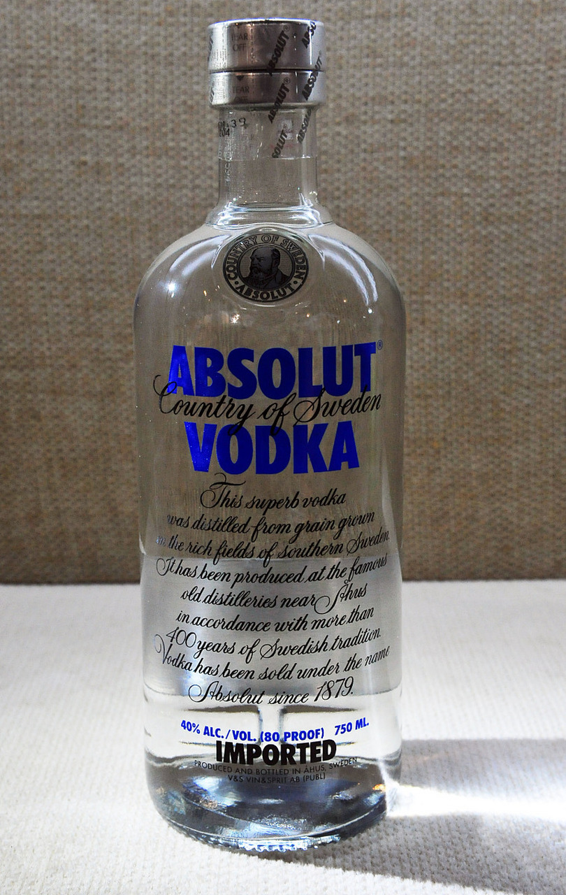 伏特加蕴含乙醇和部分原料营养成分,但过量饮用有害健康.