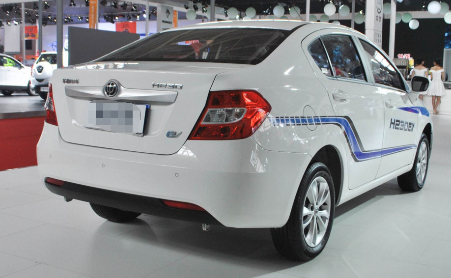 华晨中华h230ev搭配流线型的车身,储物空间大,回头率高适合家用