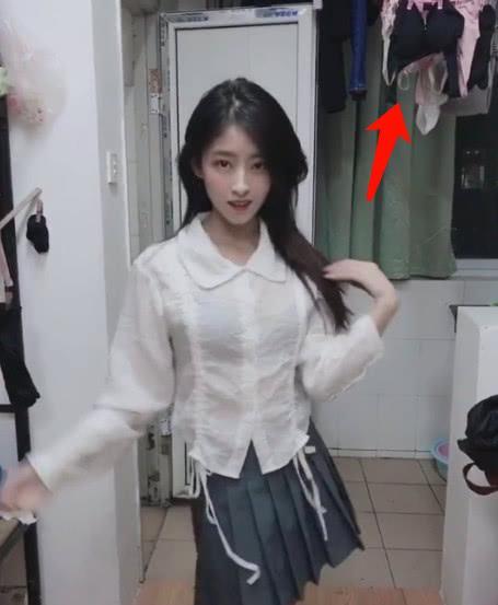 女大学生宿舍自拍,挂着的东西亮了,网友:妹子,下回注意点!