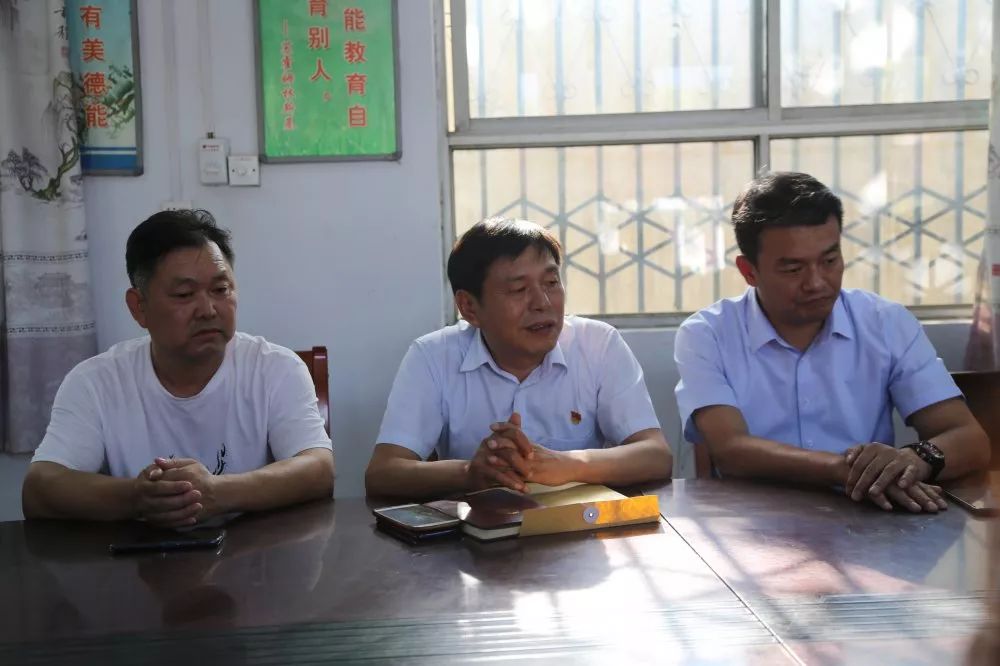 襄城县法院党组书记,院长秦学海到山头店镇初级中学召开法制座谈会