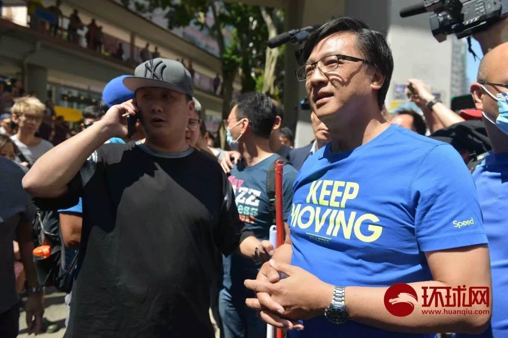 香港多區市民自發清理反對派標語