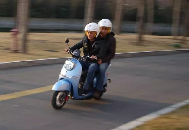 电动车也能压弯?经销商试骑净原,变身赛道老司机!