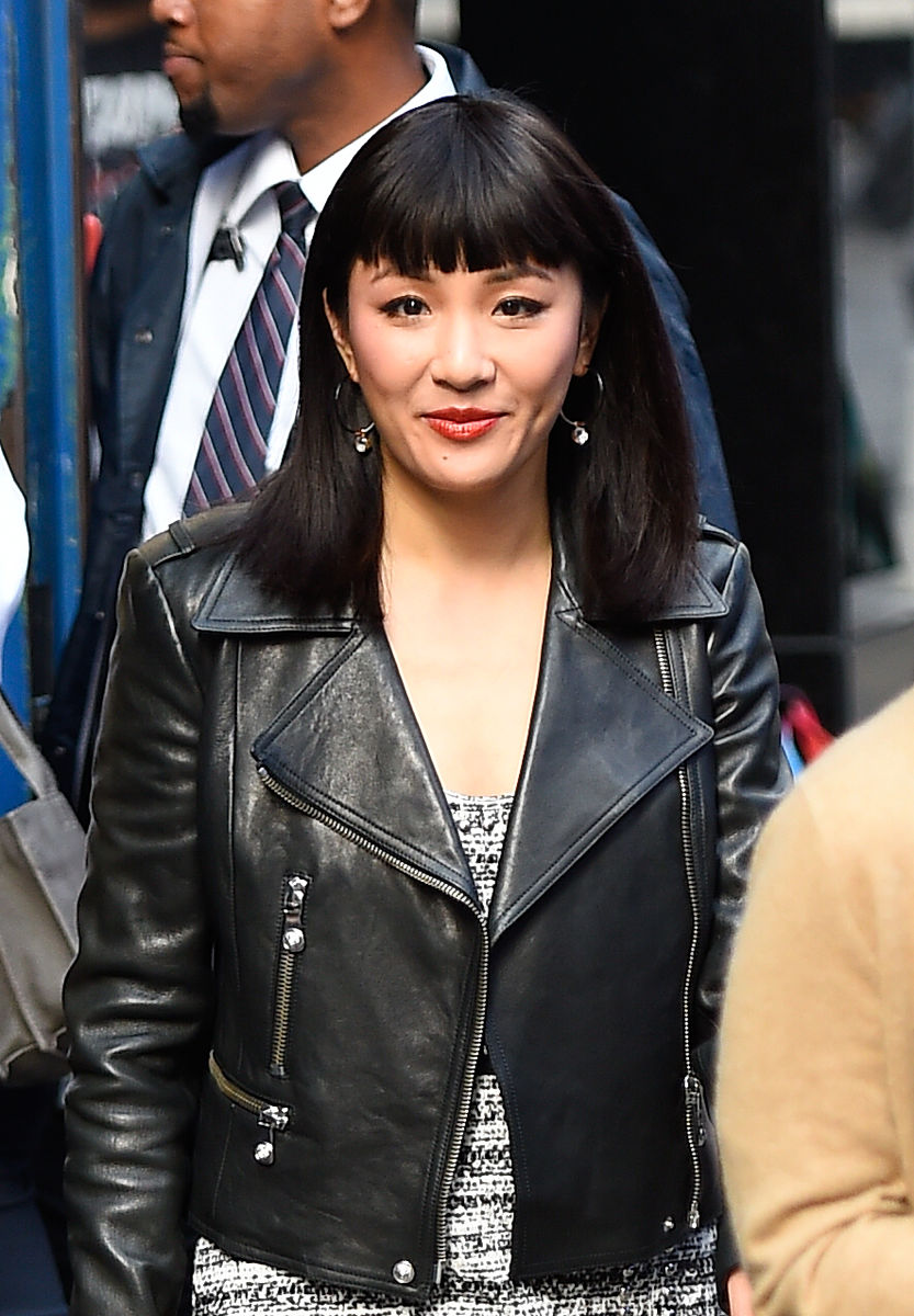 吴恬敏街拍:皮衣内搭粗花呢裙 pvc漆皮拼接高跟鞋酷劲十足