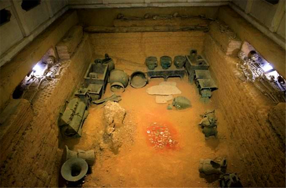 1976年河南发现商墓,出土件造型奇特的玉器,专家:勇猛的女将军