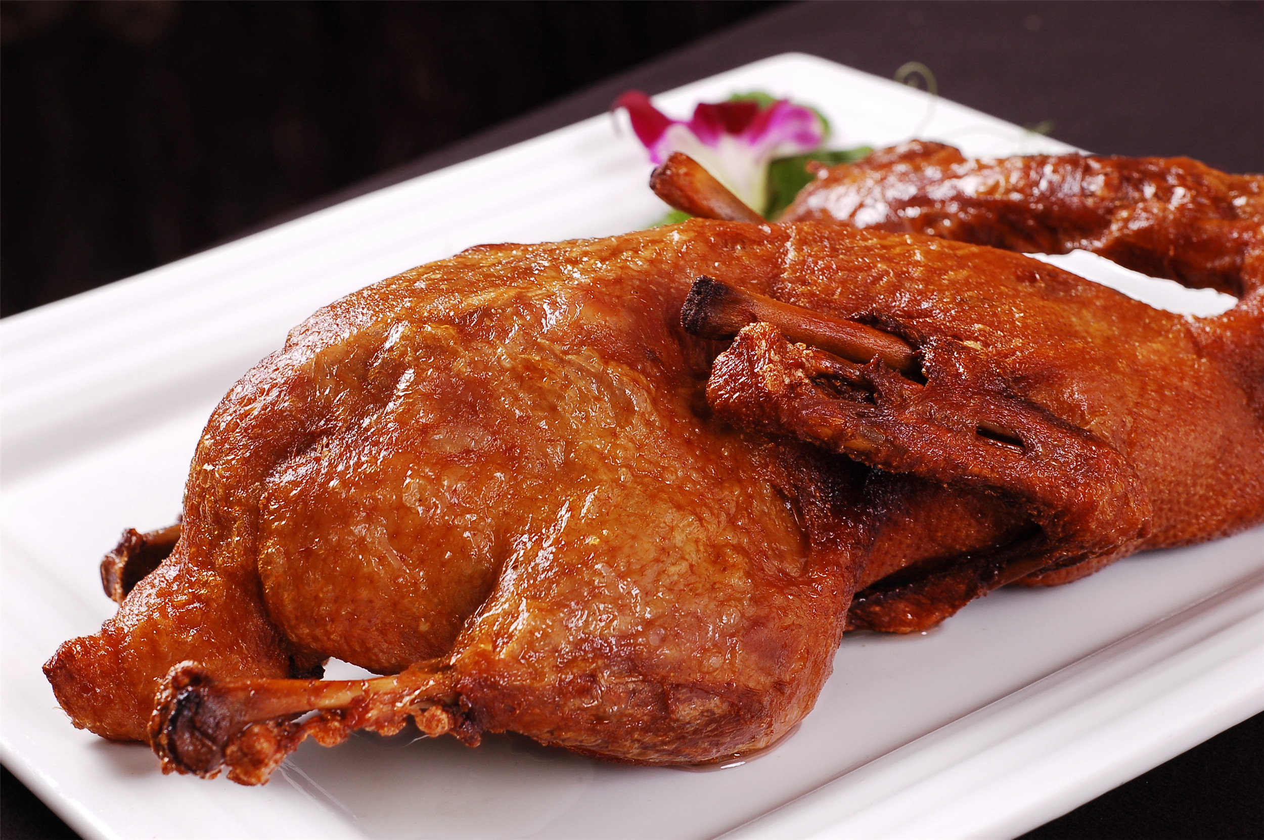 手撕鸡:外焦里嫩,看上去非常诱人,里面滋味更佳