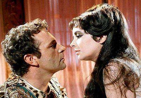 埃及艳后求助凯撒大帝,为何要求她脱衣服?因罗马一不成文的规矩