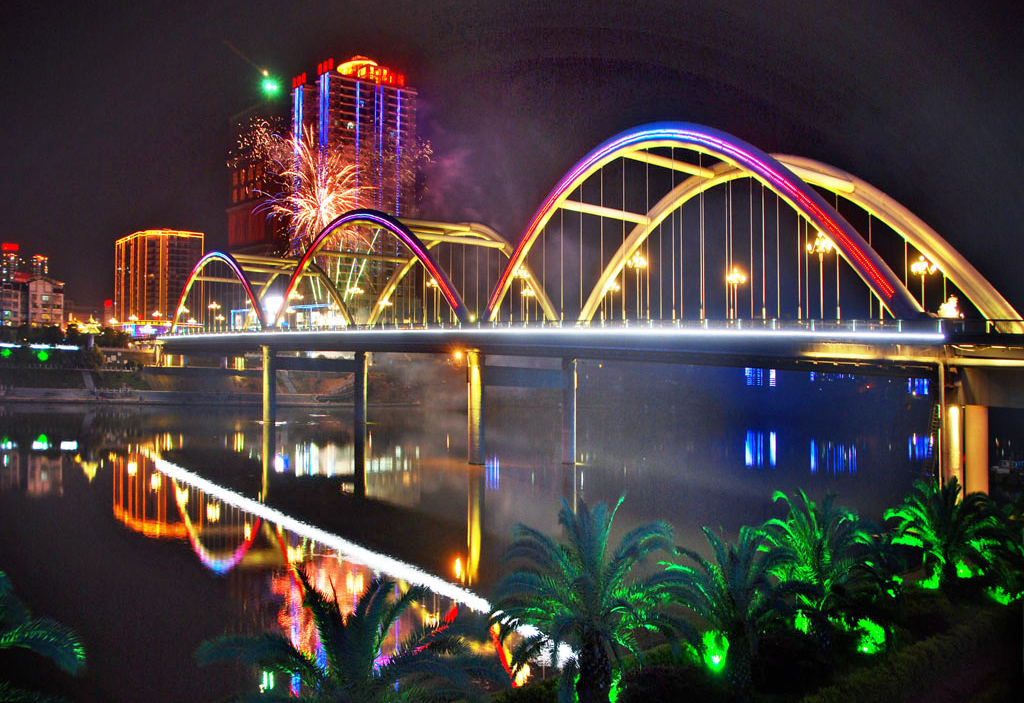 邵阳西湖大桥多姿多彩 造型新颖独特气势如虹