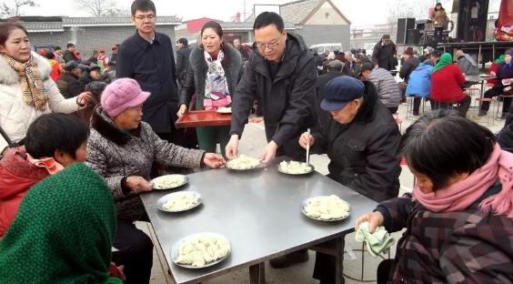 长葛市爱心传递协会在乔黄村为老人们举行"孝道大餐"活动