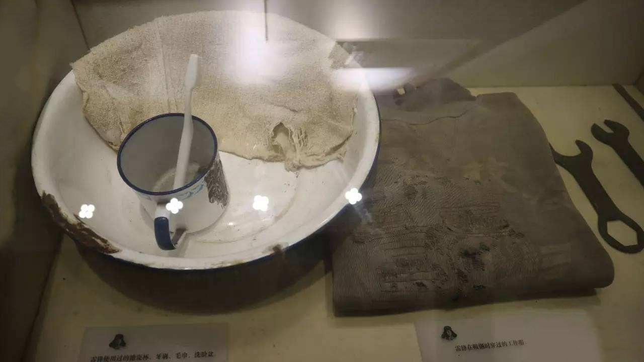 实拍雷锋同志的遗物,袜子破烂不堪,最后那张是他持枪站岗的照片