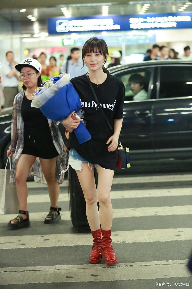 王子文:身穿黑色t恤和超短裤,搭配红色水靴鞋给人感觉好清纯
