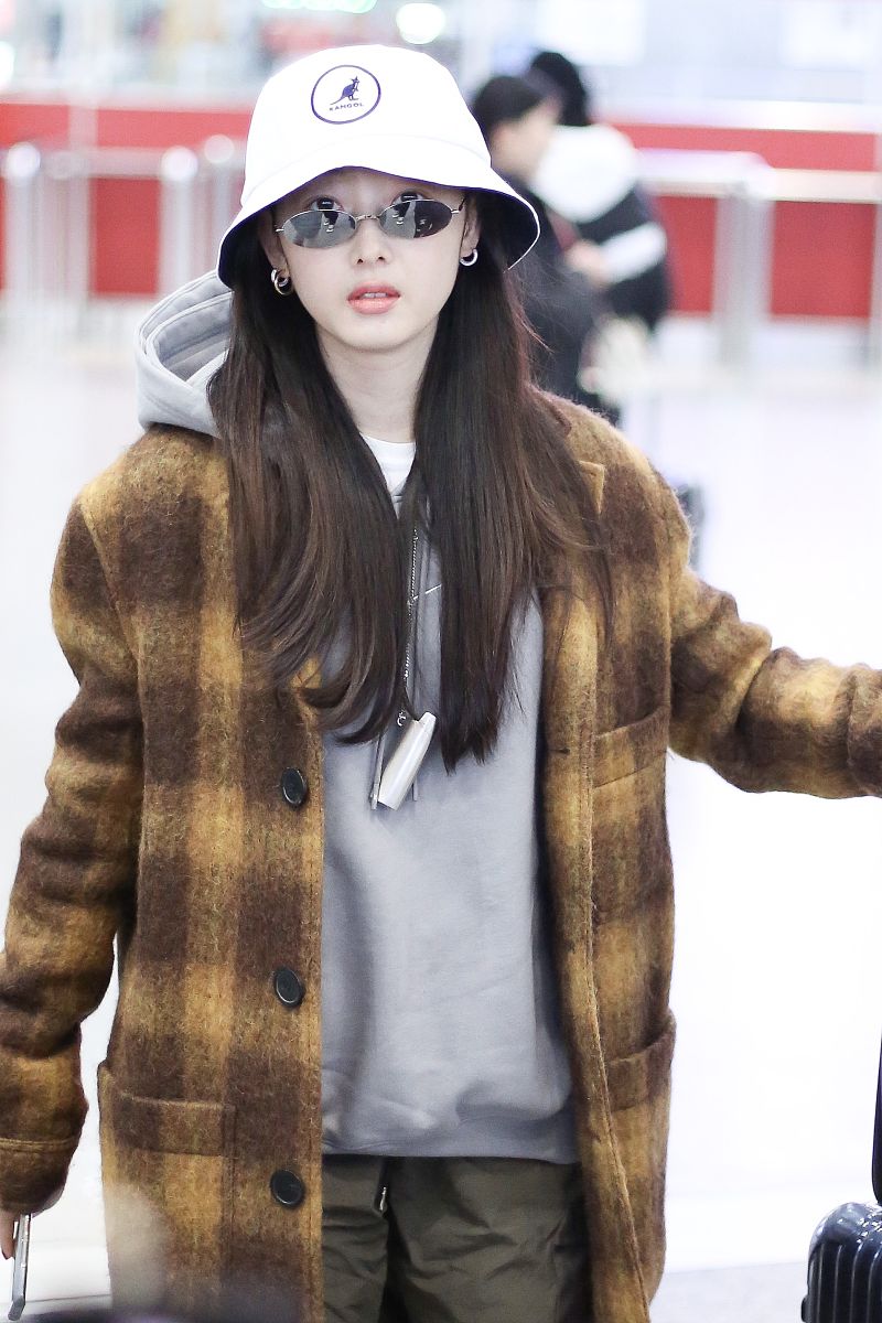 蒋梦婕街拍:ami格纹大衣工装裤yeezy 700老爹鞋 嘻哈街头范儿