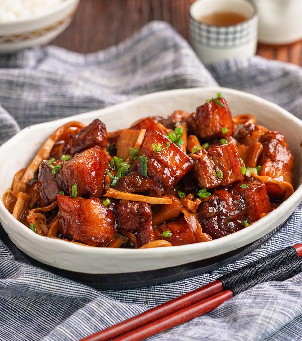 家常红烧肉,加上这个食材,比平时好吃好几倍!