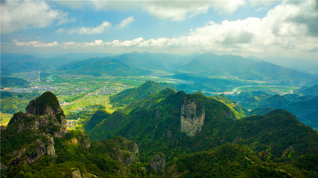 楠溪江南崖芙蓉峰,凌空俯瞰春色醉人