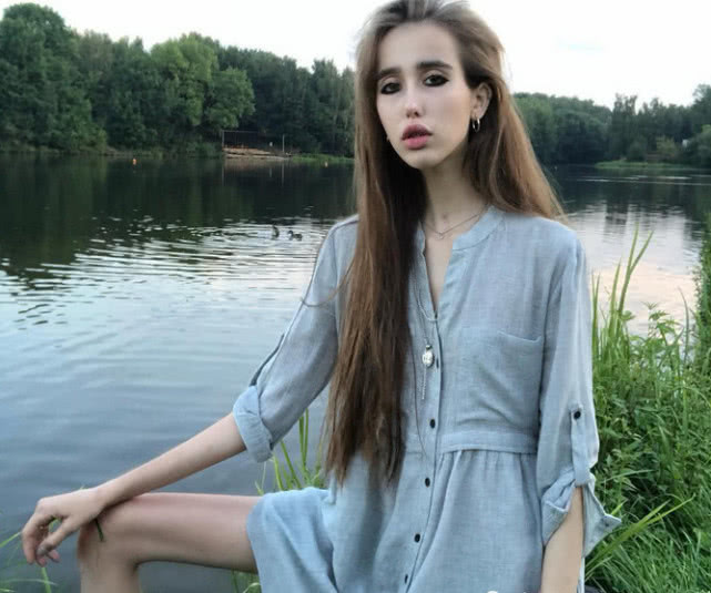 "战斗民族"最瘦的模特,体重不够70斤,网友:碰一下会散架!