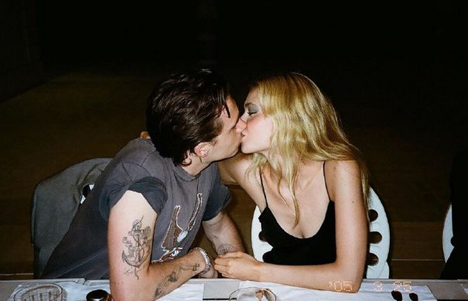 布鲁克林·贝克汉姆brooklyn beckham和女友妮可拉·佩尔茨nicola