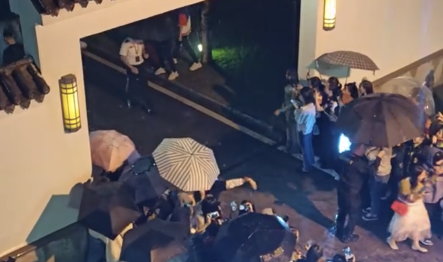 吴亦凡撑伞冒雨与粉丝打招呼暖心互动,宠粉行为被网友点赞