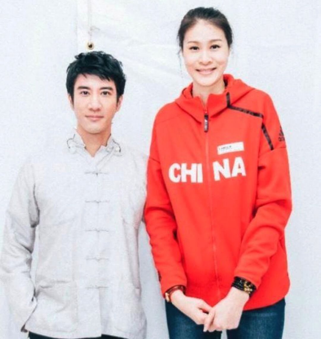 看赵蕊蕊的这两张合影,一个是她最亲近的人,一个是她心中的男神