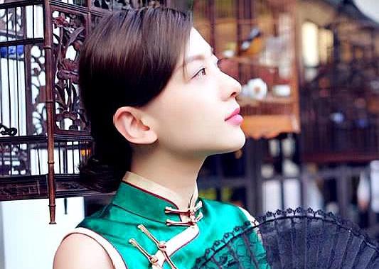 薛之谦老婆高磊鑫身穿绿色旗袍,看到侧脸后,网友:高配王思聪?