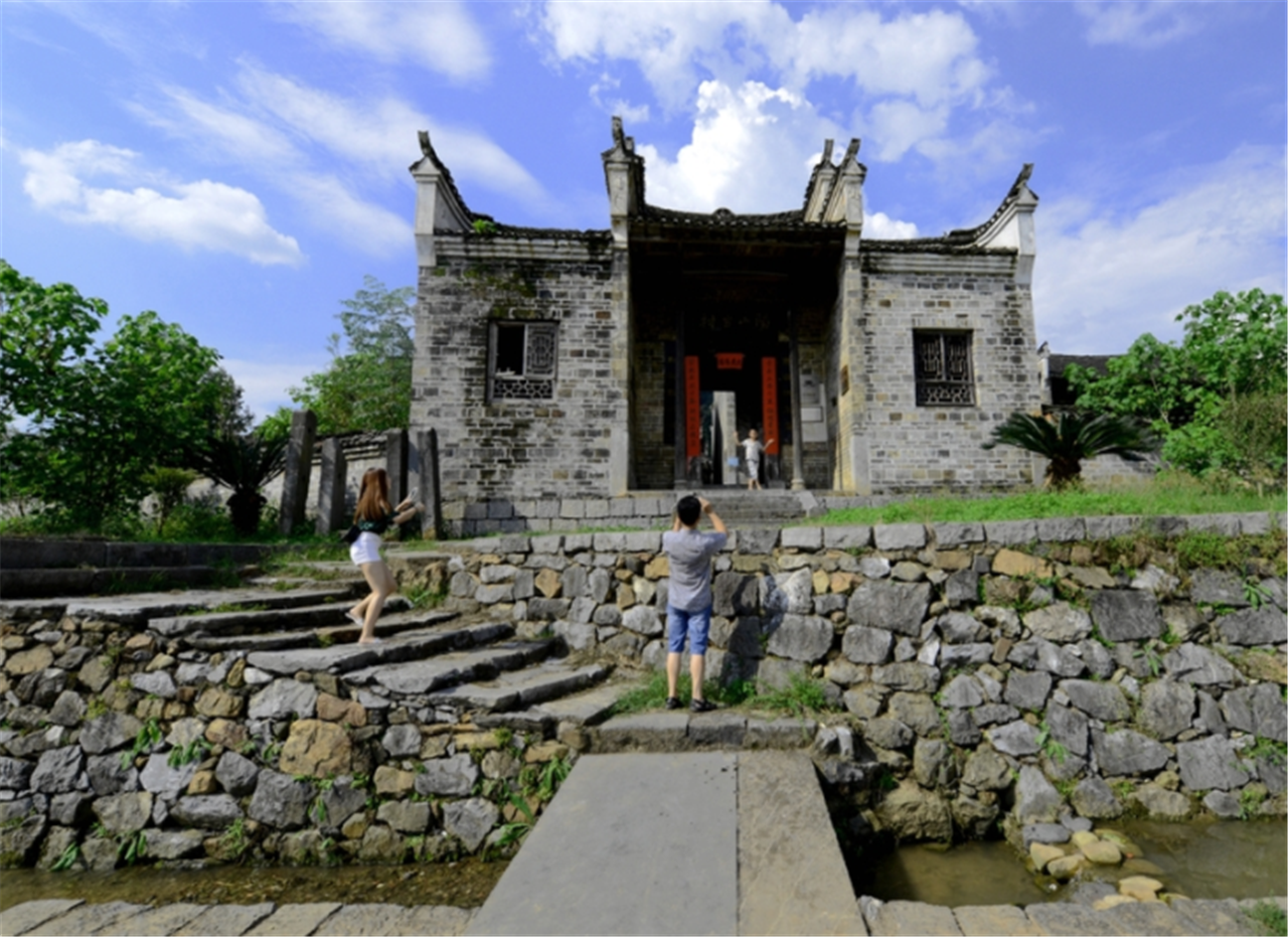 隐藏千年被发现的古村,门票免费,游客:这也太美了吧!