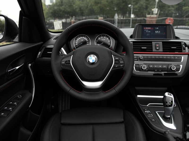 方向盘的颜值确实不如丁字裤版的,但是安慰自己去说,这个方向盘最起码