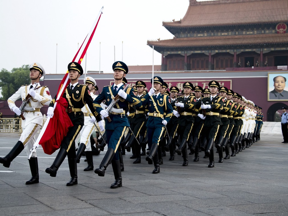 解放军天安门国旗护卫队迎来首个建军节升旗仪式
