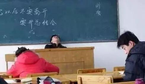 监考老师平静严肃的表情下面,是百无聊赖崩溃的内心