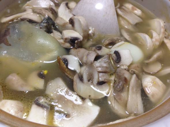 炖蘑菇汤时,要不要先焯水?很多人漏了这一步,难怪蘑菇不香滑