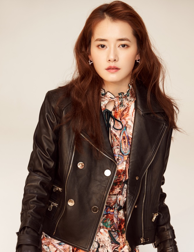 柴碧云时装封面来袭,大帽子成造型亮点,美到犯规