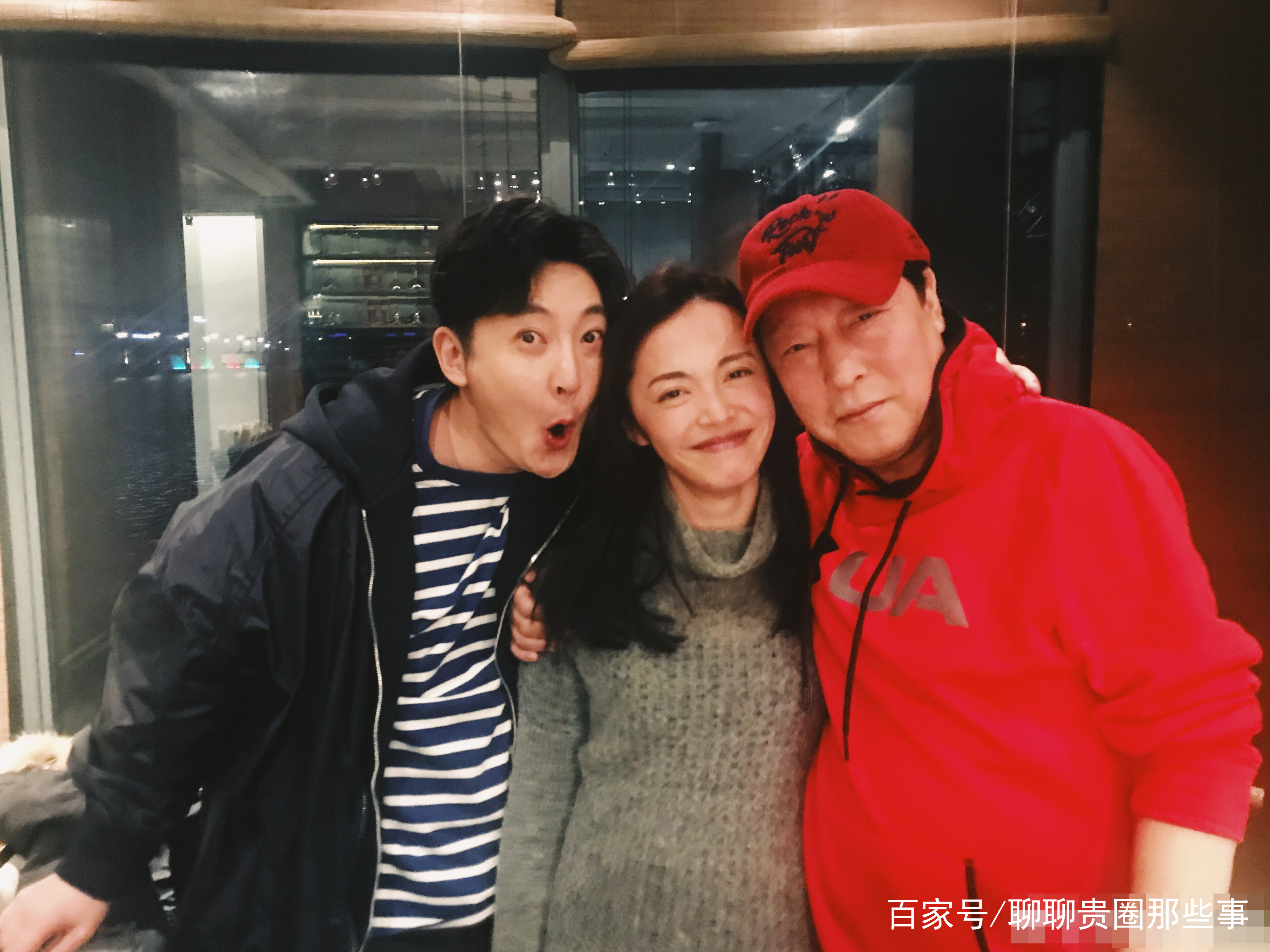 都挺好杀青花絮曝光,戏外众人亲昵合影,116天拍摄皆表不舍